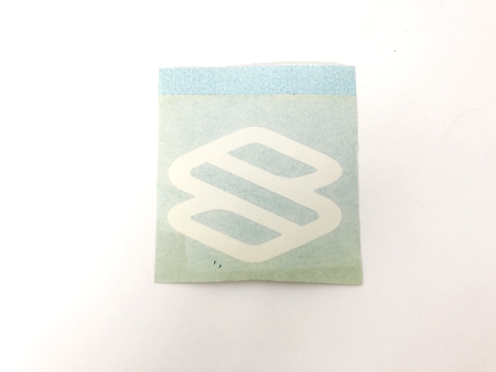 Autocollant logo SUZUKI - blanc